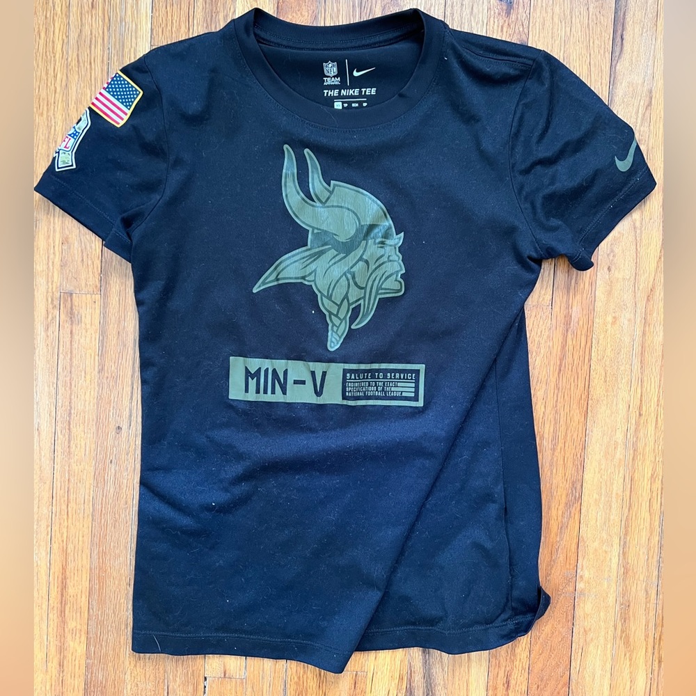 Nike XS Vikings t-shirt.
